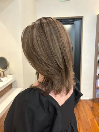 ミディアム カラー 伊藤 欣良のヘアスタイル