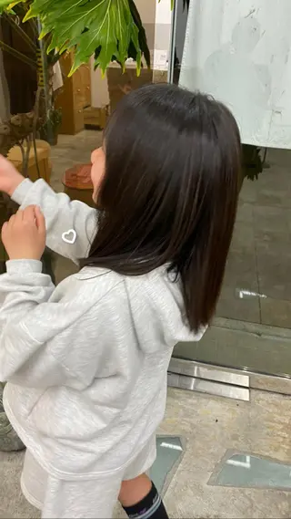 ミディアム KVELL ユナのヘアスタイル