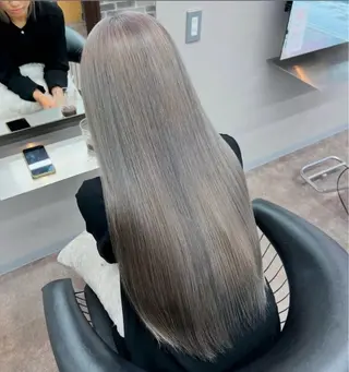 ロング かのブリーチカラー 🎧⛓️🩶のヘアスタイル