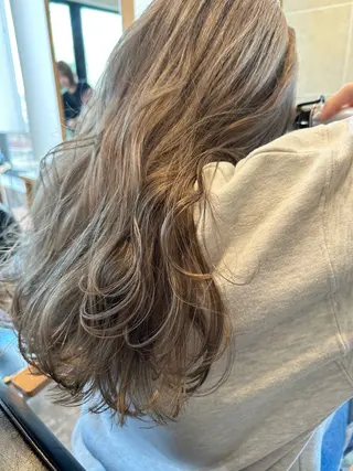 ロング ブリーチなしベージュ カラー佐藤華厘のヘアスタイル