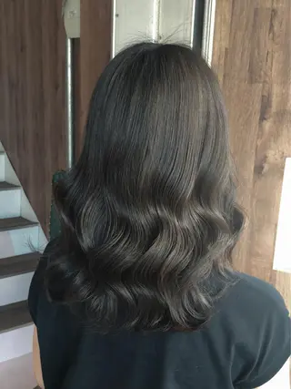 セミロング カラー 関 彩花のヘアスタイル