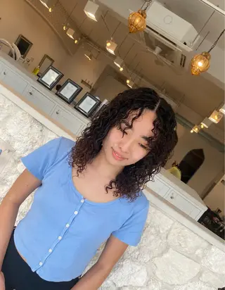 セミロング パーマ 饒平名 知也のヘアスタイル