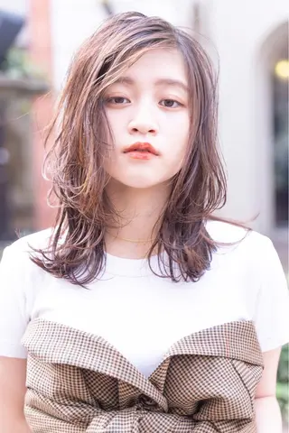 ミディアム 🌟小顔レイヤー× 赤み消し透明感カラーのヘアスタイル