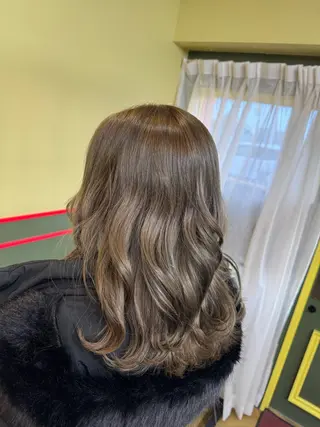 セミロング カラー 米倉 麻衣のヘアスタイル