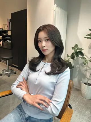 セミロング カラー 韓国レイヤーカット 透明感カラー冨田那樹のヘアスタイル