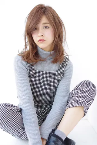 ミディアム ヘアールーム アートのヘアスタイル