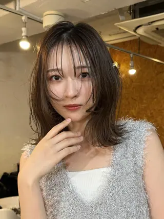 ミディアム 顔まわりレイヤー 透明感カラー🩵🩵のヘアスタイル