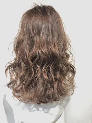 ミディアム 白髪ぼかしハイライト バレイヤージュヤマトのヘアスタイル