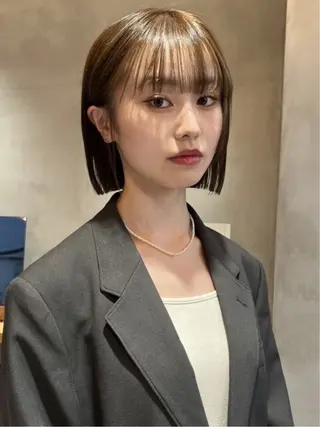 ミディアム カラー 圧倒的 毛流れ センターパートのヘアスタイル