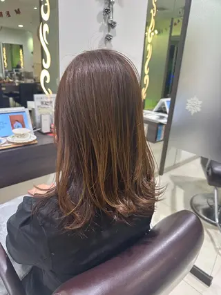 セミロング レイヤー 艶々カラーのヘアスタイル