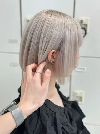 ミディアム カラー ヘアアレンジ 艶カラー/ハイトーン /レイヤーカットのヘアスタイル