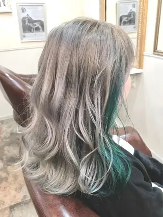 セミロング カラー 岩谷/ブリーチ 🪽透明感カラーのヘアスタイル