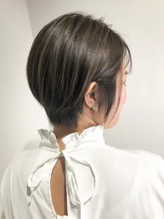 ショート 白髪ぼかしハイライト バレイヤージュヤマトのヘアスタイル