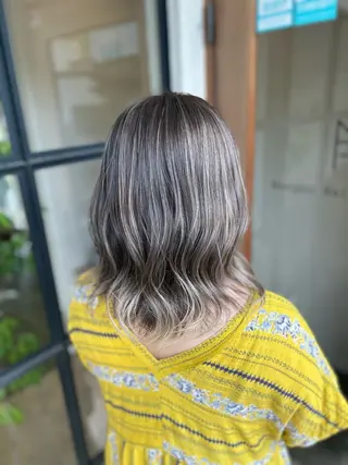 ミディアム カラー 井上 花音のヘアスタイル