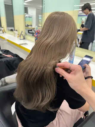 カラー ブリーチ縮毛矯正加藤 赤み無し透明感ヘアのヘアスタイル