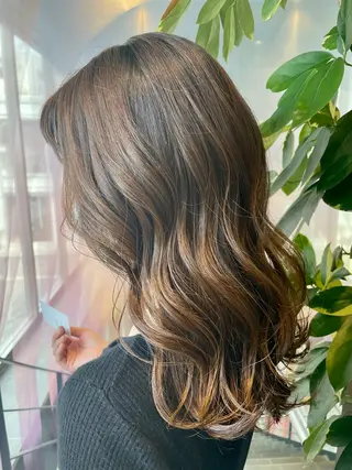 セミロング 秋屋 美々梨のヘアスタイル