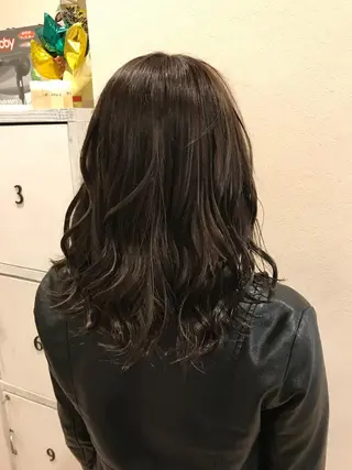 ミディアム カラー 岡本 智次のヘアスタイル