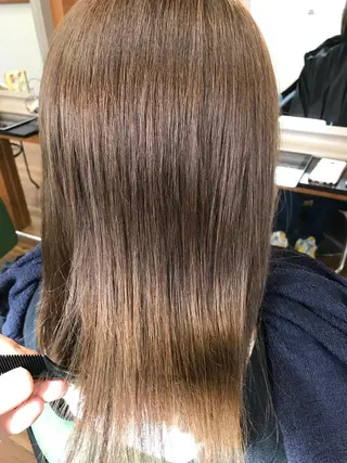 セミロング カラー 吉森 満俊のヘアスタイル