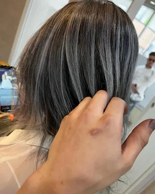 ミディアム ✨レイヤー/柔らかベ ージュ青山✨のヘアスタイル