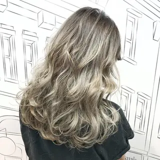 セミロング TOMOKA 艶髪/透明感カラーのヘアスタイル