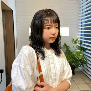 ミディアム カラー パーマ mina / 透明感ベージュカラーのヘアスタイル