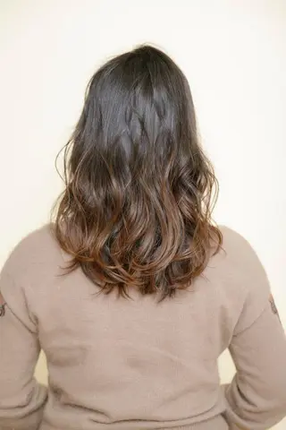 セミロング カラー パーマ 横手 愛美のヘアスタイル