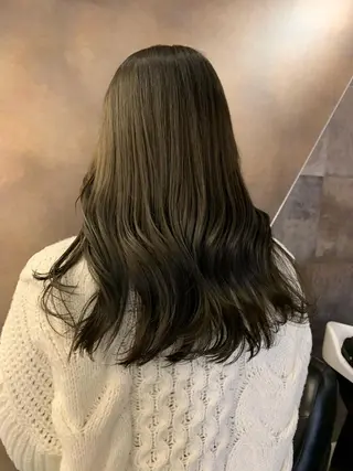 ロング カラー SAKINO． ベージュカラーのヘアスタイル