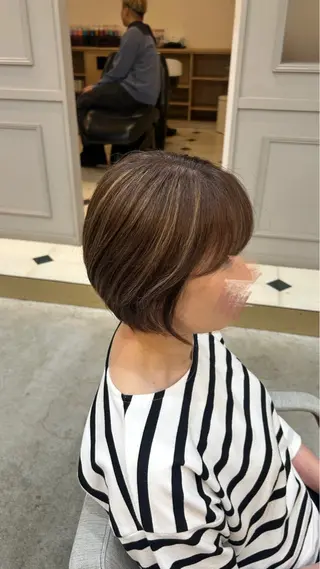 ショート カラー 中村 仁美のヘアスタイル