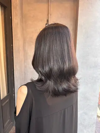 ミディアム カラー N° jillva 腰山 菜々美のヘアスタイル
