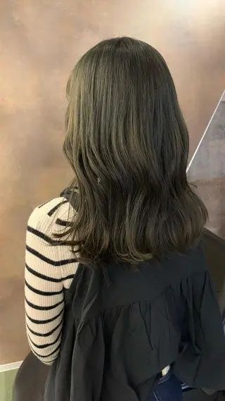 ロング カラー SAKINO． ベージュカラーのヘアスタイル