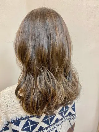 ミディアム カラー 宇賀 芹加のヘアスタイル