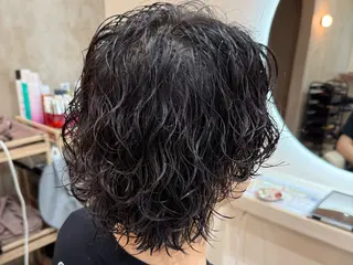 パーマ メンズ MEN‘S HAIR BLEACHi塩釜口所属・市原亮/塩釜口/ ツイスパ/波巻きのヘアスタイル