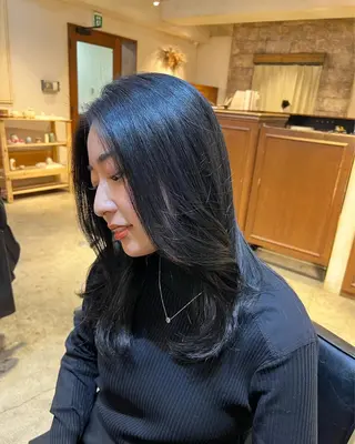 ミディアム カラー レイヤーカット🤍 RINAのヘアスタイル