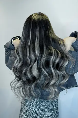 ロング エクステ/ダブル カラー/LISAのヘアスタイル
