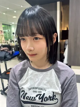 ミディアム レイヤー 艶々カラーのヘアスタイル