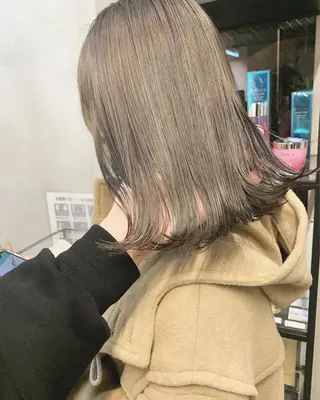 ミディアム カラー ネイル ハイトーンボブ 前田 表参道 グレージュのヘアスタイル