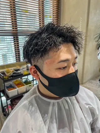 ショート ⚡メンズパーマフ ェードカットTomyのヘアスタイル