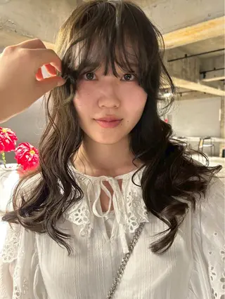 セミロング 纐纈 釉羽のヘアスタイル