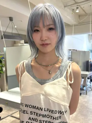 ミディアム ｍｏｍｏ/ ハイトーン/ベージュのヘアスタイル