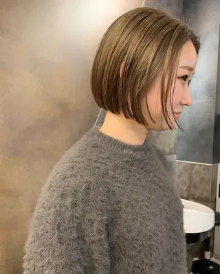 ショート カラー SAKINO． ベージュカラーのヘアスタイル