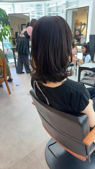ミディアム カラー パーマ ヘアアレンジ メンズ キッズ ネイル マツエク・マツパ アイブロウ レイヤーカット／顔周 りカット/縮毛矯正のヘアスタイル