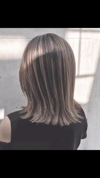 ミディアム カラー AKI アキのヘアスタイル