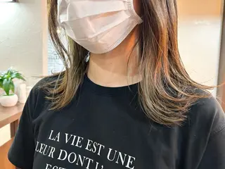 ミディアム トモタニ ミオのヘアスタイル