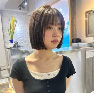 ショート 小顔に見えるボブ 透明感カラー🪽のヘアスタイル