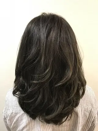 セミロング カラー 吉森 満俊のヘアスタイル