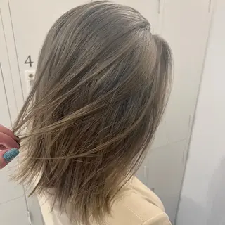 セミロング カラー 艶ハイトーン🔆 ️️️安座間 希のヘアスタイル