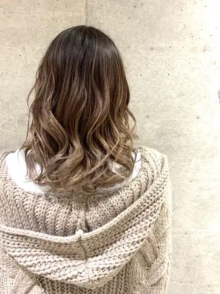 ミディアム カラー ハイライトが 得意なニキです😊のヘアスタイル