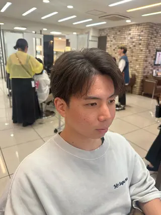 メンズ メンズ特化シャドウパ ーマラウンドマッシュのヘアスタイル