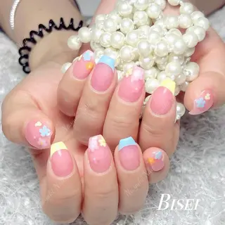 ネイル 🦋 Queenieのネイルデザイン