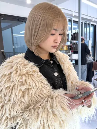 ミディアム カラー TATSUブリーチ/ ミルクティーベージュのヘアスタイル